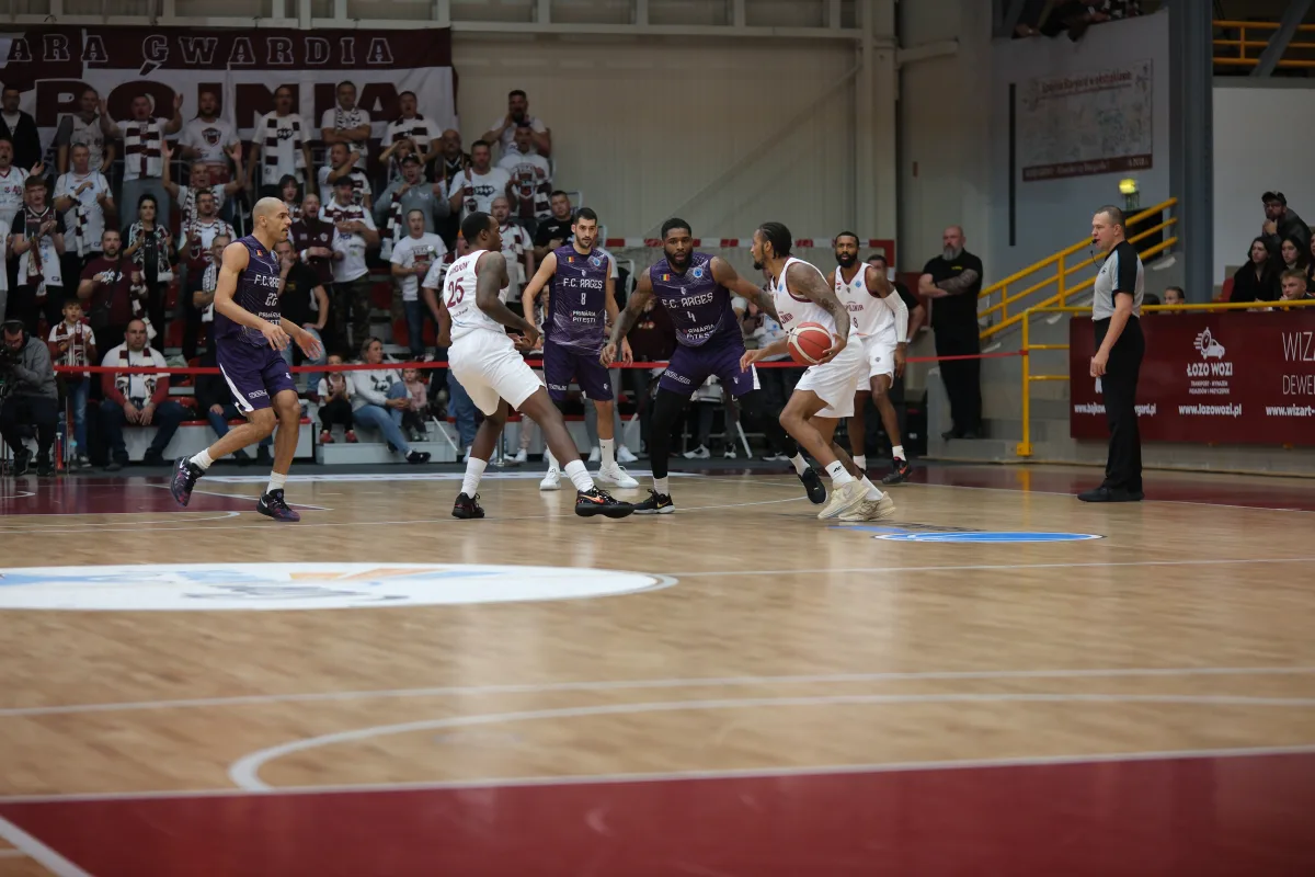 Talon Cooper przed zdobyciem celnej trójki. Fot:Fibabasketball/en